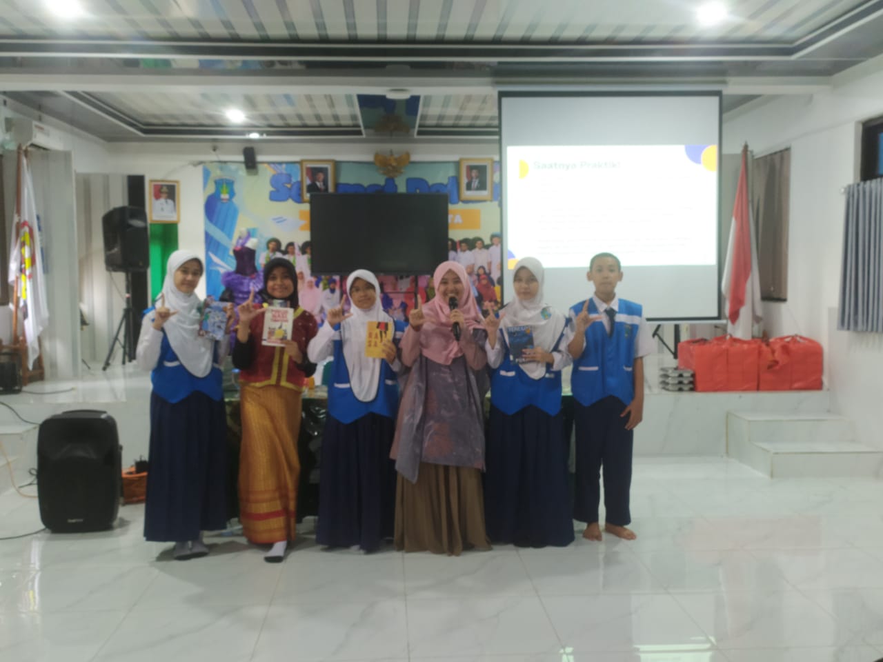 Roadshow Workshop Membaca Ke SMP Negeri 213 Jakarta